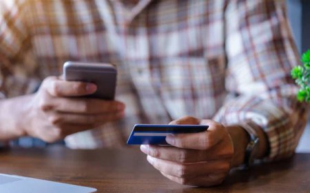Dampak Penggunaan Mobile Banking pada Keuangan dan Gaya Hidup Remaja