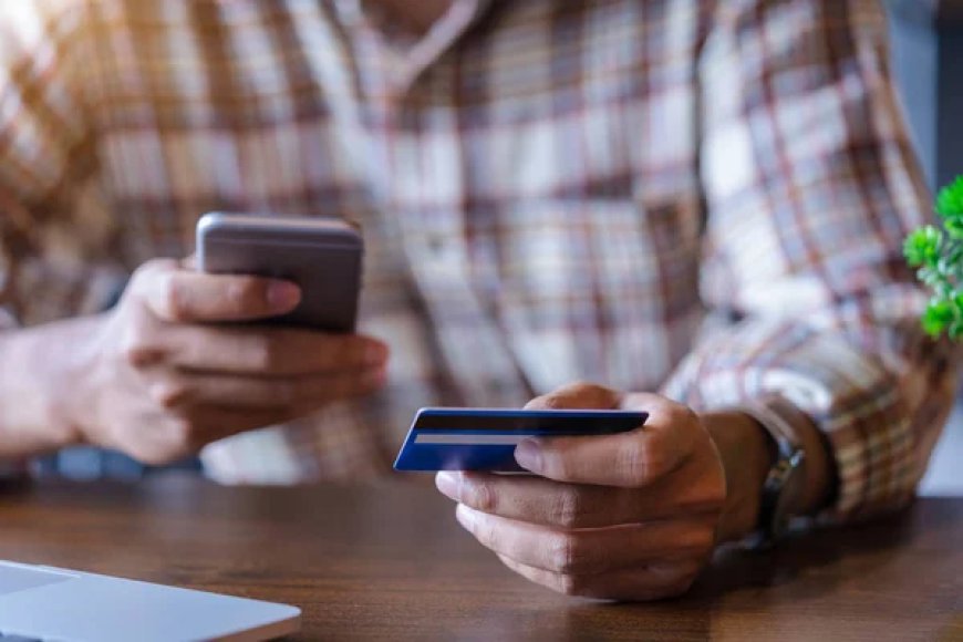 Dampak Penggunaan Mobile Banking pada Keuangan dan Gaya Hidup Remaja