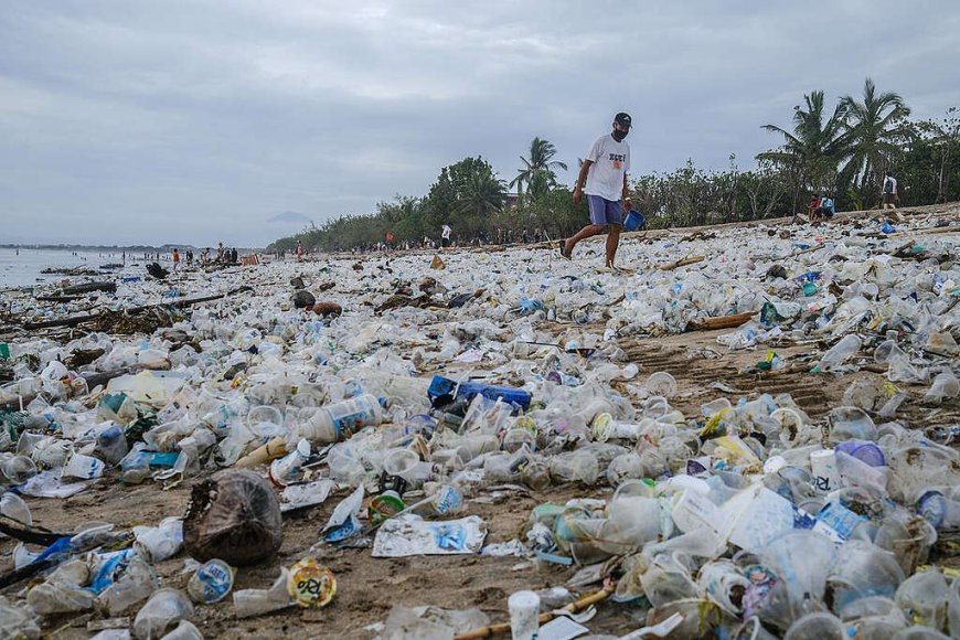 Plastik Sekali Pakai: Musuh Kecil yang Berbahaya
